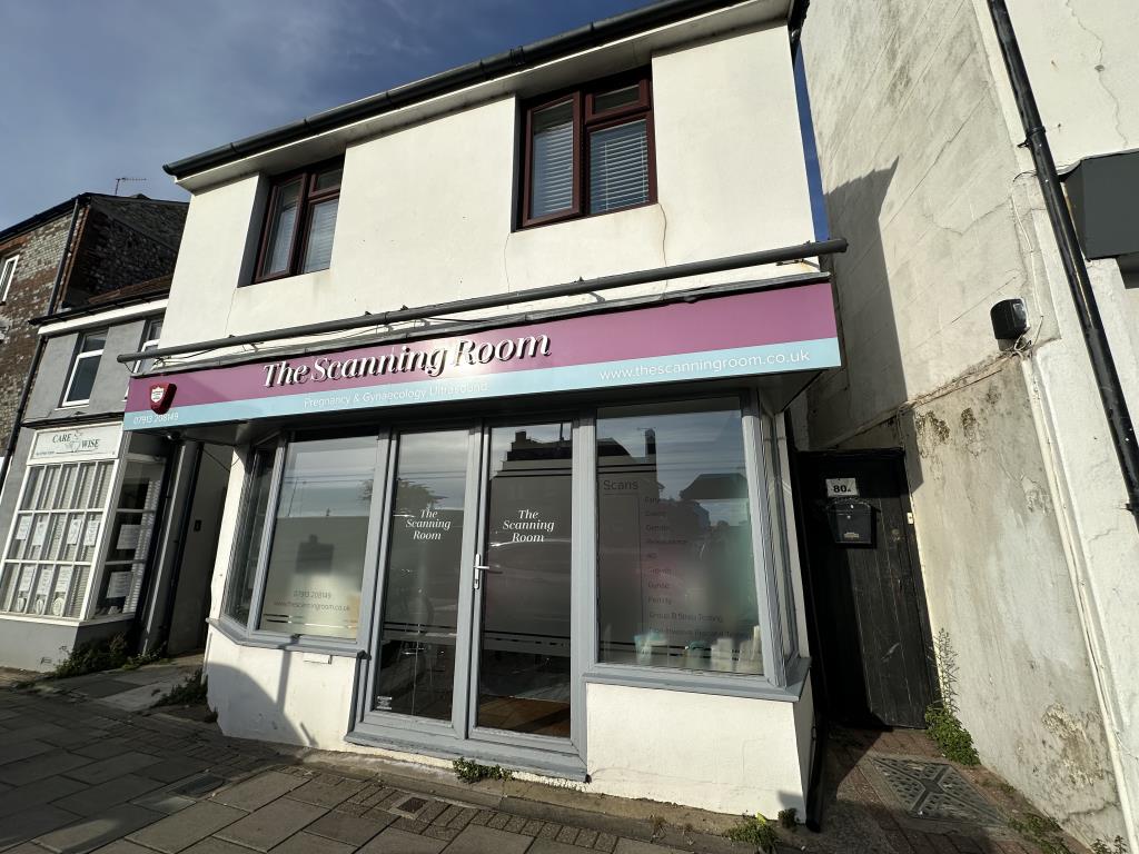 Lot: 73 - MIXED COMMERCIAL AND RESIDENTIAL UNIT FOR INVESTMENT - Outside Close Up